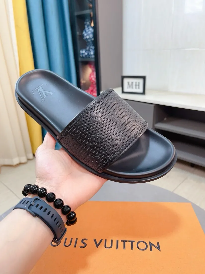 Ex-factory price 320🌹🌹 (lv-Louis Vuitton) new men's sandals, high-end boutique, exquisite embossed logo decoration on the upper, fine workmanship, super soft soles, casual, loose and comfortable, a must-have in summer! \nsize：38-44